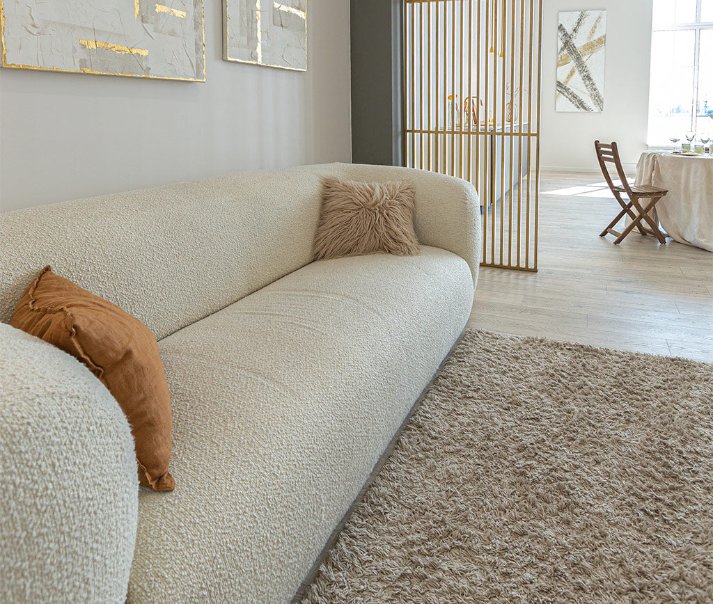 Decoración minimalista con fundas claras